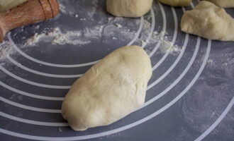 Hamurun kenarlarını birbirine bastırıp oval bir pasta oluşturun. Bunu tüm hamur ve dolguyla yapın.