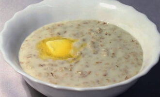 As soon as the flakes are cooked and the liquid has evaporated, add a little sugar to the porridge to bring it to taste, and a piece of butter. Mix again. 