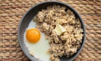 Hidangkan oat dengan sayur-sayuran segar yang dicincang atau telur hancur. Selamat menjamu selera!