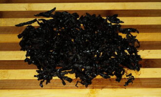 The prunes are kept in hot water for 10 minutes to make them softer, and then very finely cut into thin strips. 