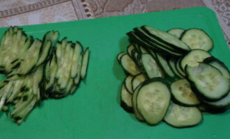 You can remove the skin from the cucumber if it is bitter and cut into thin strips. Vegetable pieces are distributed in the next layer and coated with mayonnaise or sour cream. 