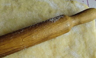 À l'aide d'un rouleau à pâtisserie, pressez légèrement le sucre sur la surface de la pâte.