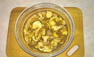 How to cook porcini mushroom soup at home? First, we sort through the mushrooms and remove all debris. Next, place them in a suitable container, fill with warm water and set aside to allow them to swell.