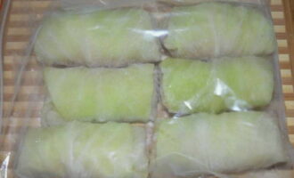 How to cook frozen cabbage rolls? There is no need to defrost them first, otherwise the product may fall apart.