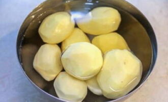 How to cook fried potatoes with onions in a frying pan? Peel the potatoes and rinse them in cold water.