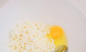 Hvordan tilberede PP ostekaker fra cottage cheese? Kombiner cottage cheese, semulegryn og egg i en dyp beholder. Bruk en gaffel til å male alle ingrediensene grundig og la stå i 10-15 minutter slik at frokostblandingen får tid til å svelle. 