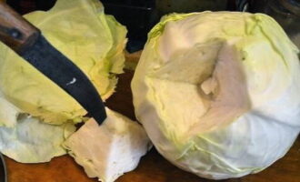 How to cook delicious cabbage rolls from fresh cabbage? Using a sharp knife, carefully cut out the stalk.