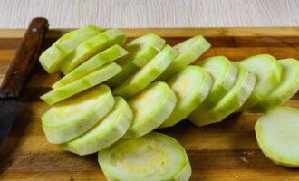 Bagaimana untuk menyediakan zucchini jeruk rangup untuk musim sejuk? Basuh zucchini dengan teliti dan potong ke dalam kepingan dengan ketebalan yang sama.