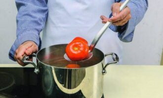 Pentru a găti sarmale din varză proaspătă într-o cratiță conform rețetei clasice, pregătiți ingredientele necesare. Se pun roșiile în apă clocotită timp de 1-2 minute, apoi se transferă în apă cu gheață, apoi se îndepărtează coaja și se taie cubulețe de mărime medie. Fierbeți orezul până când este fiert, măcinați carnea printr-o mașină de tocat carne.