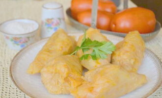 After removing the pan from the heat, it is advisable to let the dish sit for about an hour. Serve to the table generously sprinkled with sour cream. Bon appetit! 