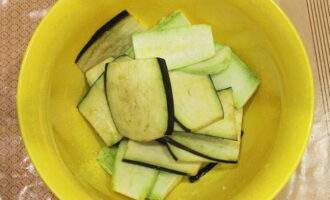 Transfer the vegetables to a deep bowl, sprinkle them with salt, stir and leave for 10 minutes.