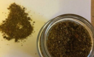 Add salt and aromatic spices to taste. You can choose a mixture of peppers, suneli hops and other seasonings.