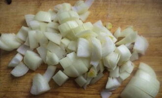 The onion is peeled and cut into small pieces. If desired, the onion can be grated. 