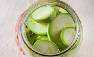 Kami juga meletakkan kepingan zucchini dengan ketat di sini.