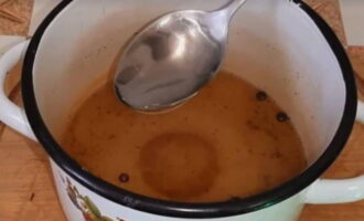 Coloque a mistura do molho no fogão, deixe ferver e cozinhe por cerca de 3-4 minutos. Em seguida, retire do fogo e coloque uma colher de sopa de vinagre.