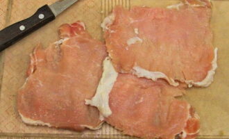 We also cut the defrosted meat into thin pieces. They can be repulsed.