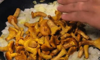 Add the prepared chanterelles and mix. Salt to taste.