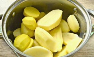 How to make mashed potatoes with milk? Wash the potatoes, peel them, cut them into pieces and place them in a saucepan.