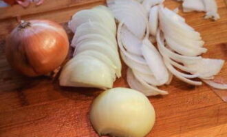 At this time, prepare the onions. We clean it and cut it into thin half rings.