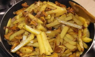 Peel the potatoes, cut into arbitrary small pieces and place in a frying pan with the chanterelles. Add salt to taste, mix and continue frying with the lid open until the potatoes are cooked and golden brown. This will take approximately fifteen to twenty minutes.