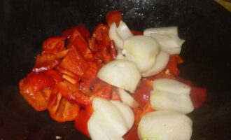 Corte-os em pedaços pequenos e cozinhe com o alho numa frigideira durante cerca de 3-5 minutos.