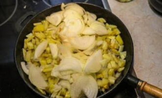 Next we lay out the onions. Stir gently until the products are evenly distributed.