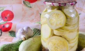 Zucchini rangup sudah siap untuk musim sejuk! Boleh dibawa pergi untuk disimpan.