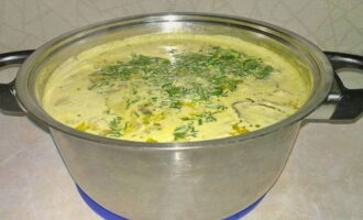 Add bay leaf to the soup, cook for another 5 minutes and remove from heat. If desired, add finely chopped dill. 