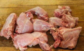 How to cook rabbit stewed in sour cream? Wash the rabbit carcass and cut it into pieces. Pre-soak the meat in cold water with a small amount of vinegar for an hour, this will remove the specific smell.