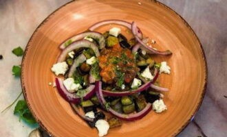 Inden servering kan retten pyntes med kviste af frisk mynte. Varm salat af aubergine, ost og tomater er klar!