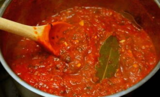 Vierta la mitad de la cantidad requerida de salsa marinara en la fuente para hornear. 