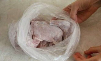 Pat the meat pieces dry with paper towels, then place them in a bag, cover with flour, salt and spices, and shake well.