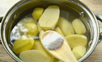 Pour cold water over the potatoes, add salt to taste and cook. 