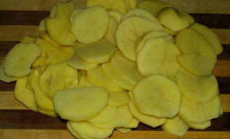 Cut the peeled and washed potatoes into thin circles.