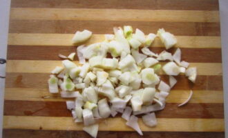 Chop the peeled onions into small pieces.