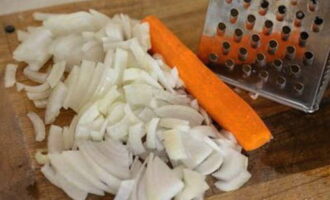 Finely chop the onion and grate the carrots on a coarse grater.