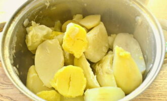 Bring the potatoes to a boil over high heat, then reduce the temperature and cook the potatoes until tender.