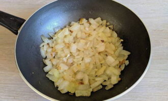 Coloca la cebolla pelada y cortada en cubitos en una sartén con aceite vegetal caliente.