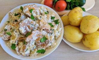 Decore el plato preparado con perejil picado, transfiéralo a platos y sirva para el almuerzo con papas hervidas y verduras frescas.