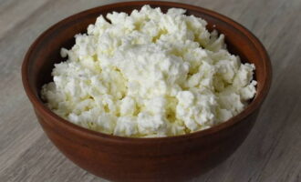 Hvordan lage PP ostekaker fra cottage cheese med rismel i en stekepanne? Legg fersk cottage cheese i en dyp bolle, som må ha minst 5 prosent fettinnhold: da blir retten både sunn og smakfull. 