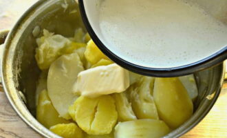 Drain the water from the finished potatoes, add butter and pour in hot milk.