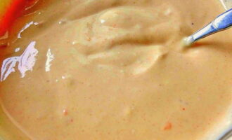 In a separate container, mix sour cream with tomato paste, salt and dilute with cold boiled water to make the sauce a thinner consistency. At this stage, finely chopped garlic is also added to the sauce. Mix everything and pour the cabbage rolls into the bowl of the device so that they are completely covered with sauce. 