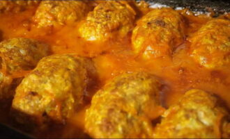 The dish is brought to readiness in the stewing mode for 30-40 minutes, and then served hot with sauce and herbs. Bon appetit!