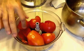 Muele los tomates en una licuadora o muélelos en una picadora de carne.