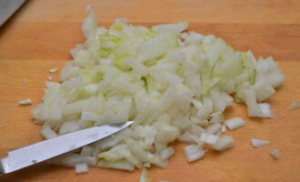 ¿Cómo preparar el aderezo de borscht para el invierno para chuparse los dedos? Empecemos pelando la cebolla y luego la cortamos en cubos pequeños. A las remolachas les cortamos la piel y también las rallamos con un rallador grueso.