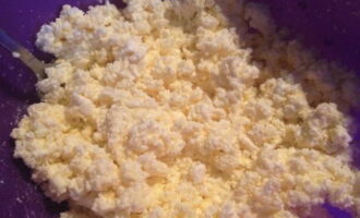 Hvordan lage cottage cheese pannekaker uten mel i en stekepanne? La oss forberede basen: kombinere cottage cheese i en dyp tallerken, mos den med en gaffel til den er jevn, tilsett deretter ett egg, perlesukker, vanillin, salt og fem spiseskjeer semulegryn. Sett til side i 15 minutter slik at semulegrynen sveller. 