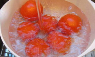 How to prepare pickled tomatoes in jars for the winter? First, thoroughly rinse the tomatoes under running water and dry them on a paper towel. Next, we cut out the core so that the brine penetrates inside more easily.