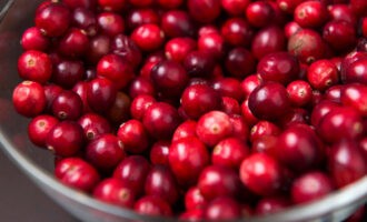 Hvordan laver man tranebærjuice derhjemme? Brug både friske og frosne bær til madlavning. Hvis du laver en drink af frosne tranebær, så giv dem en chance for at tø op. Hvis du selv har frosset tranebærrene, er der ingen grund til at skylle dem. Ellers skal bærrene vaskes efter optøning.