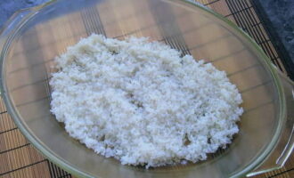 How to deliciously cook rice with chicken and vegetables? First, thoroughly rinse the rice under running water. Next, distribute it evenly over the baking dish, add vegetable oil and salt to taste.