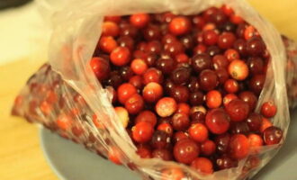 How to prepare a simple cranberry preparation for the winter? First, we sort out the cranberries, remove the spoiled fruits and rinse them well under running water. Then we put it in a colander and leave until all the excess liquid has drained.